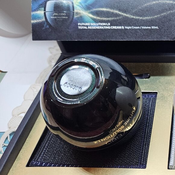 SHISEIDO  FUTURE SOLUTION LX Total Protective & Regenerating Day and Night Set - Picture 6 of 9